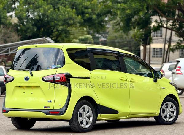 Toyota Sienta 1.5 Hybrid FWD 2018 Green