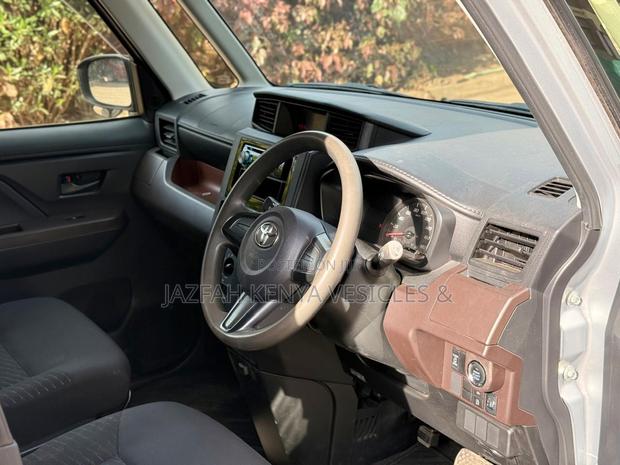 Toyota Tank 1.0 FWD 2018 Silver