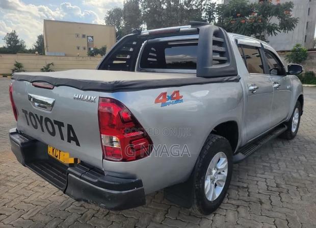 Toyota Hilux 2015 Silver
