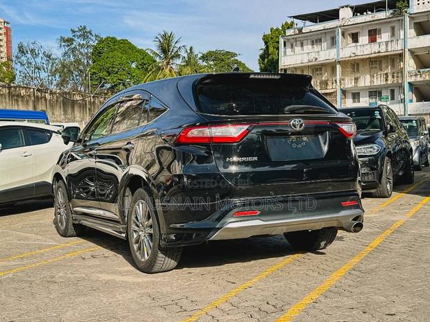 Toyota Harrier 2.0 2018 Black