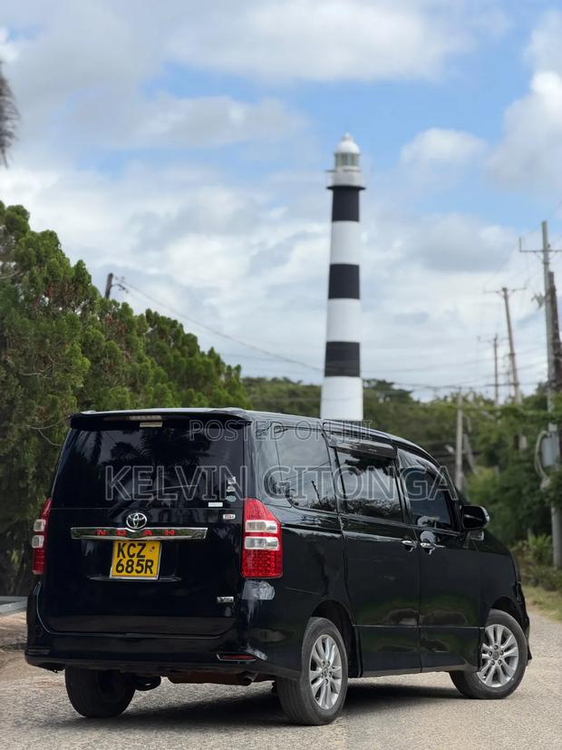 Toyota Noah 2012 Black