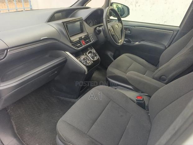 Toyota Esquire 2019 Pearl