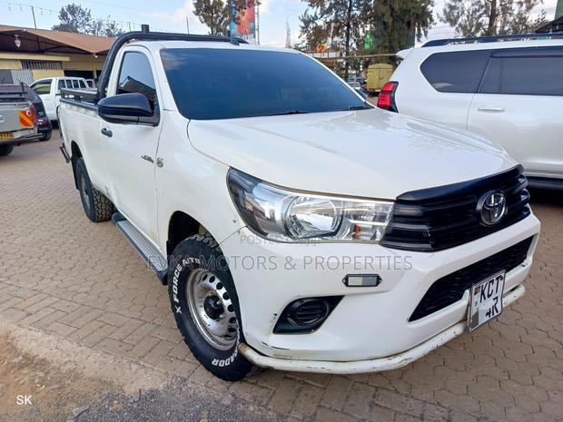 Toyota Hilux 2018 White