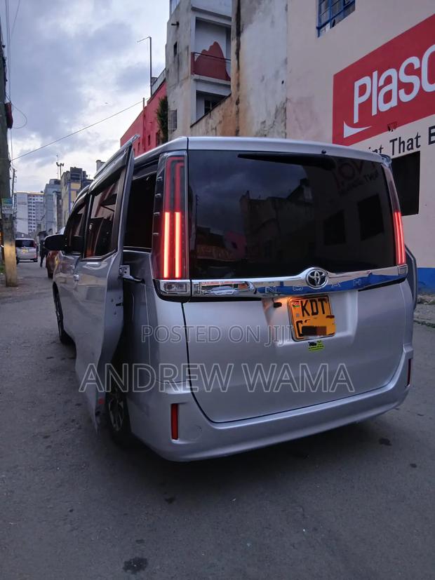Toyota Noah 2018 Silver