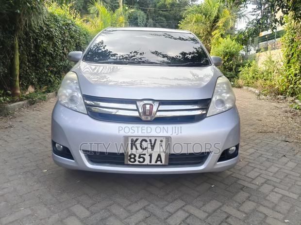 Toyota ISIS 2012 Silver