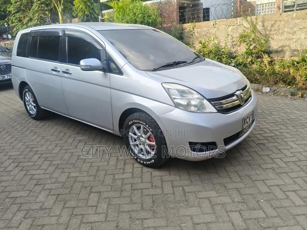 Toyota ISIS 2012 Silver