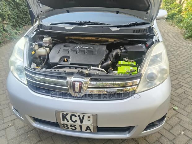 Toyota ISIS 2012 Silver