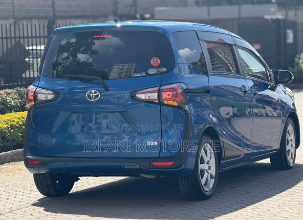 Toyota Sienta 1.5 Hybrid FWD 2019 Blue
