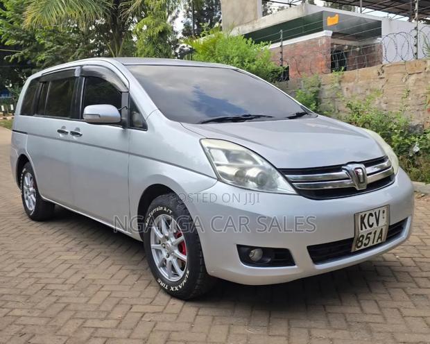 Toyota ISIS 2012 Silver
