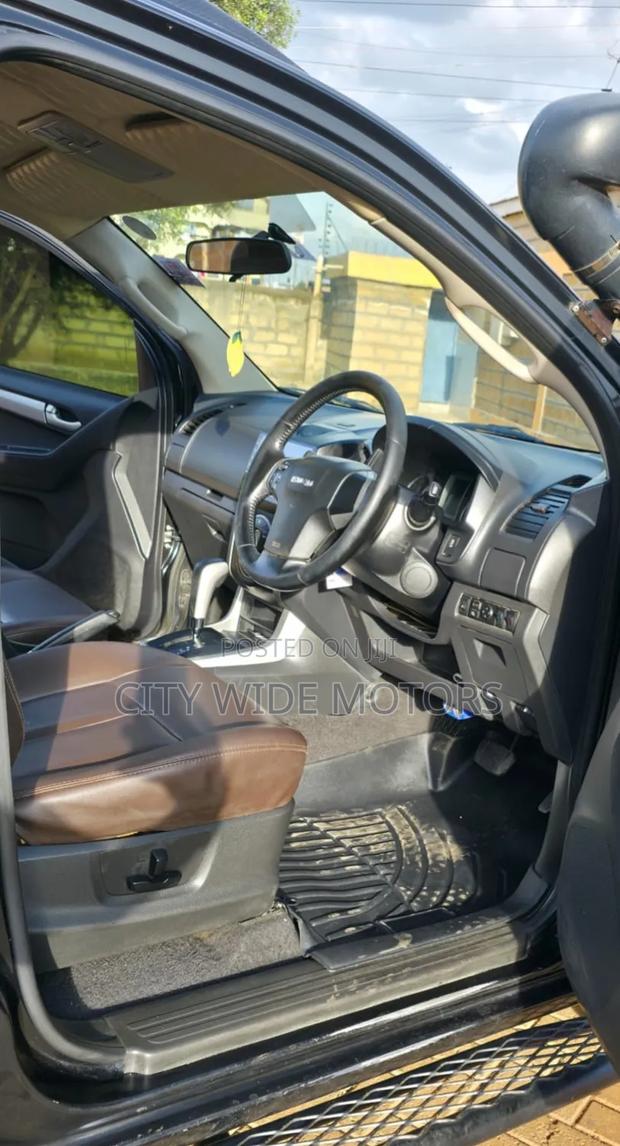 Isuzu D-MAX 2015 Black