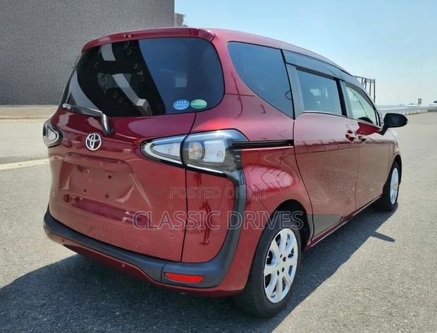 Toyota Sienta 2019 Red