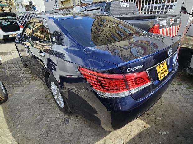 Toyota Crown 2016 Blue