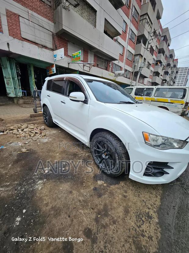 Mitsubishi Outlander 2011 White