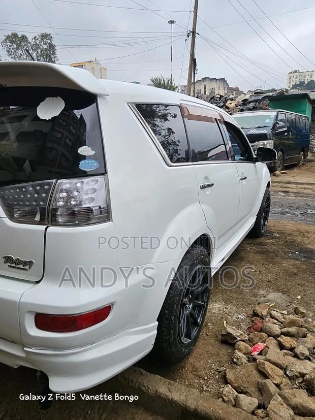 Mitsubishi Outlander 2011 White
