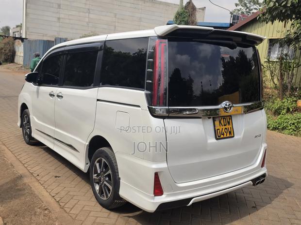 Toyota Noah 2018 White