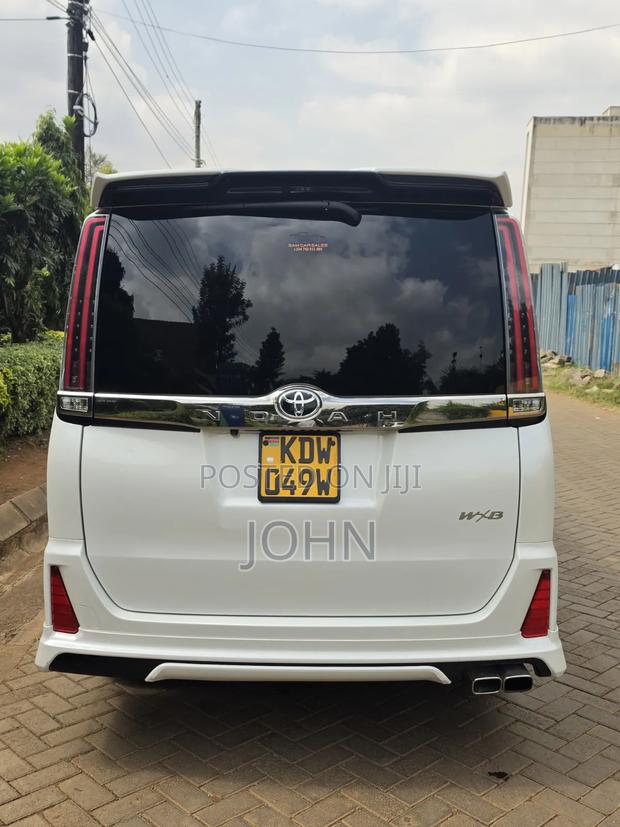 Toyota Noah 2018 White