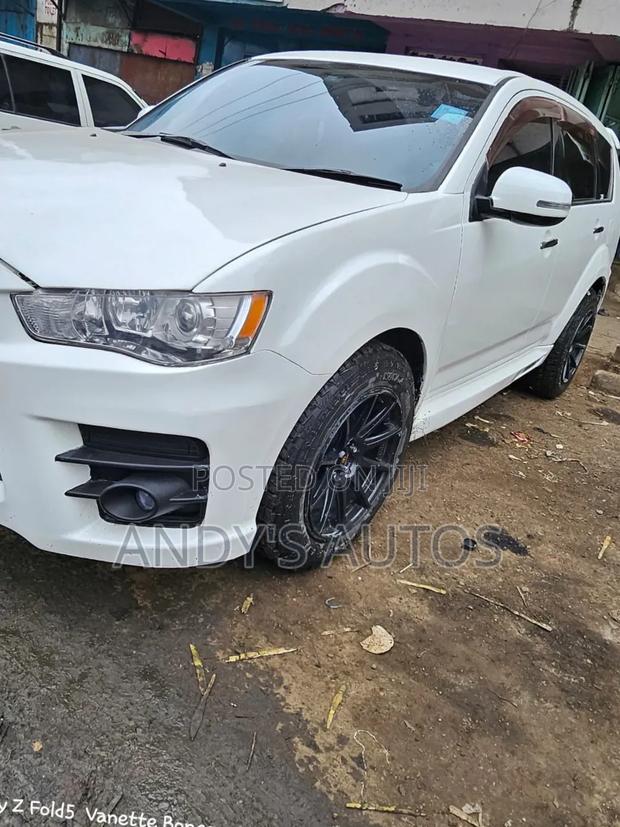 Mitsubishi Outlander 2011 White
