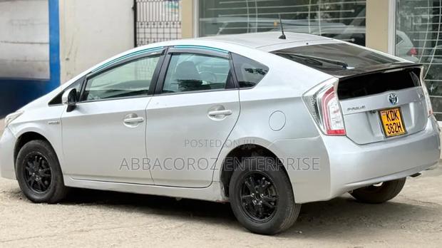 Toyota Prius 4dr Hatchback (1.8L 4cyl gas/electric hybrid CVT) 2016