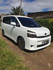 Toyota Voxy 2010 White for sale