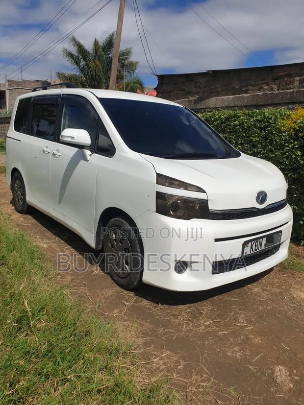 Toyota Voxy 2010 White