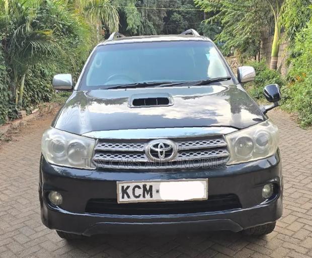 Toyota Fortuner 2010 Black