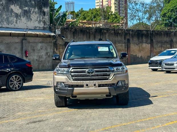 Toyota Land Cruiser 4.6 V8 ZX 2019 Gold