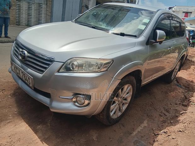 Toyota Vanguard 2012 Silver