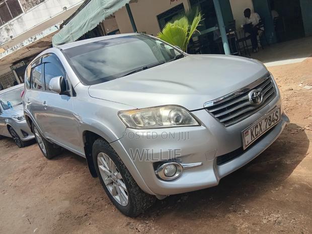 Toyota Vanguard 2012 Silver