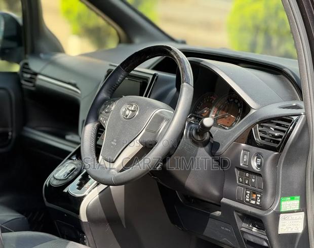 Toyota Esquire 2019 Gray
