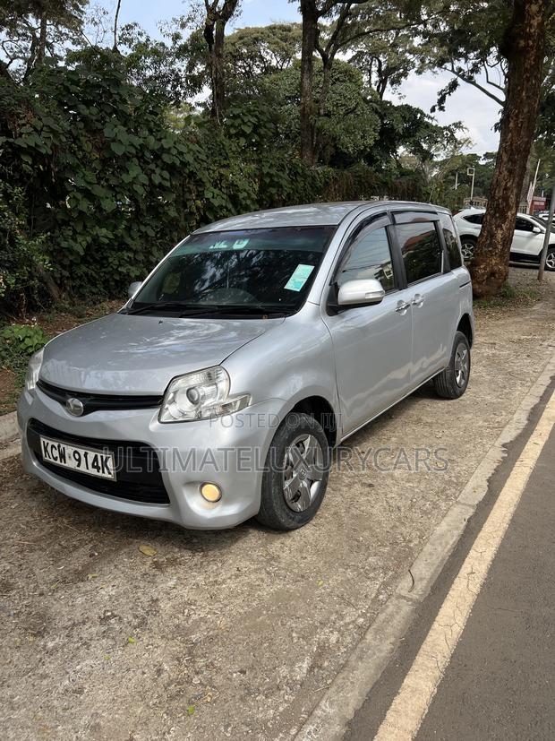 Toyota Sienta 1.5 FWD 2012 Silver