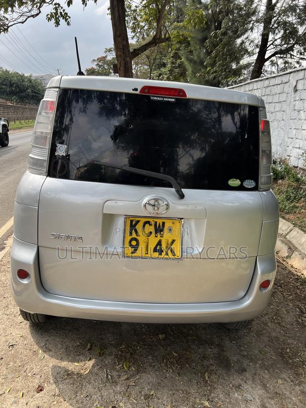 Toyota Sienta 1.5 FWD 2012 Silver