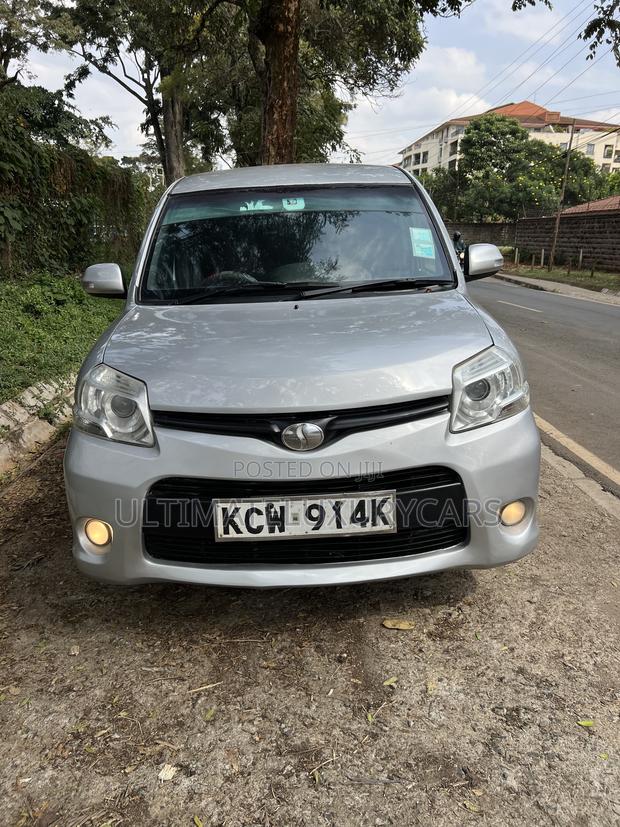 Toyota Sienta 1.5 FWD 2012 Silver