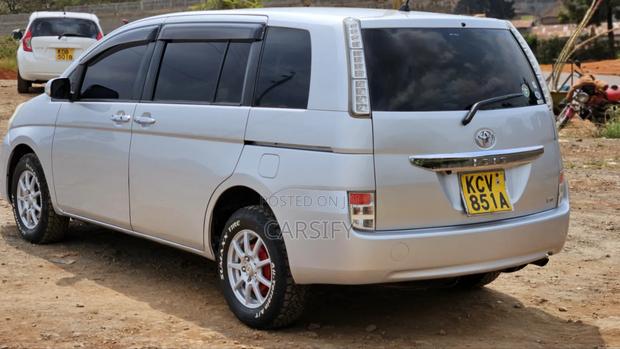 Toyota ISIS 2012 Silver