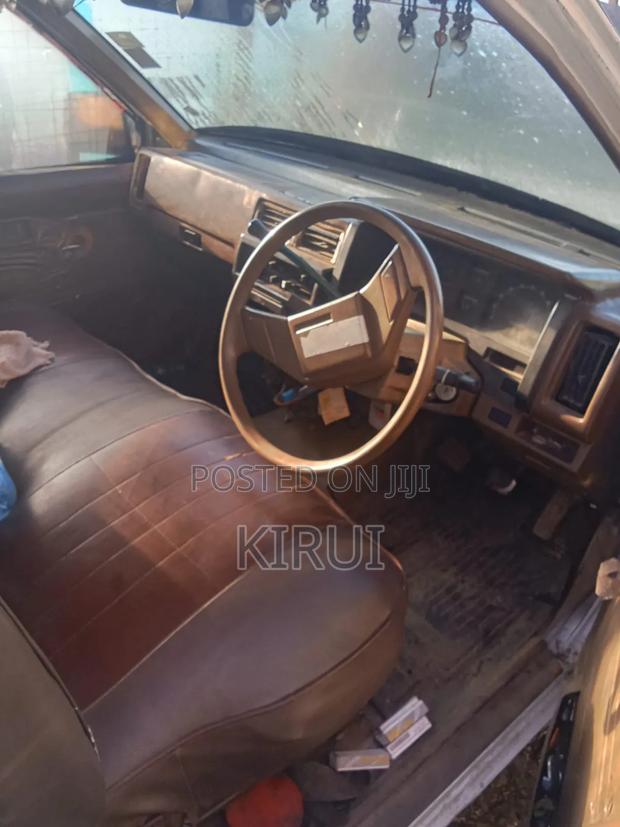Nissan Pick-Up 2000 White