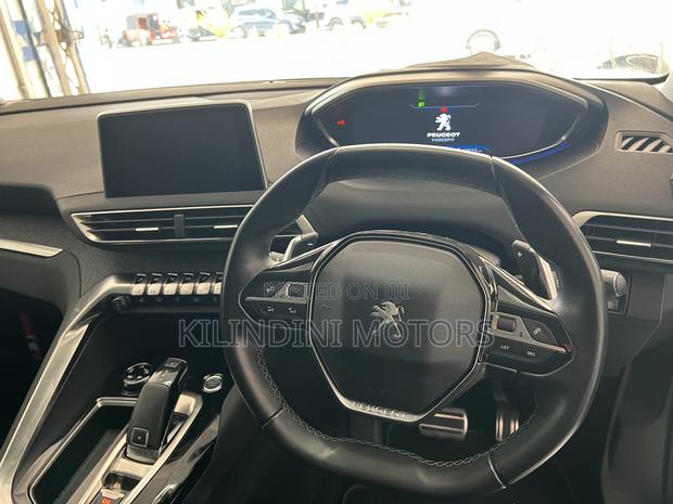 Peugeot 5008 2019 Green