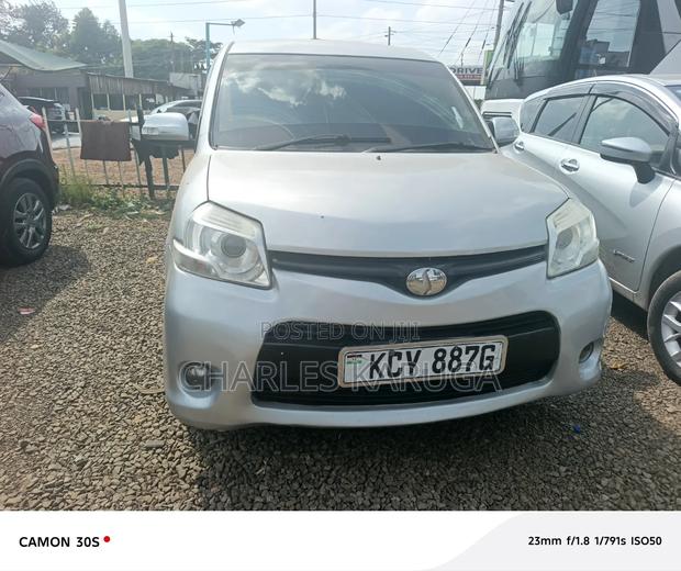 Toyota Sienta 2013 Silver