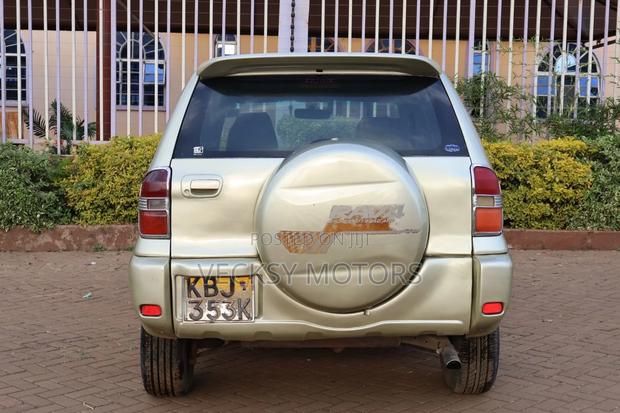 Toyota RAV4 2002 Gold