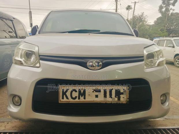 Toyota Sienta 2011 Silver