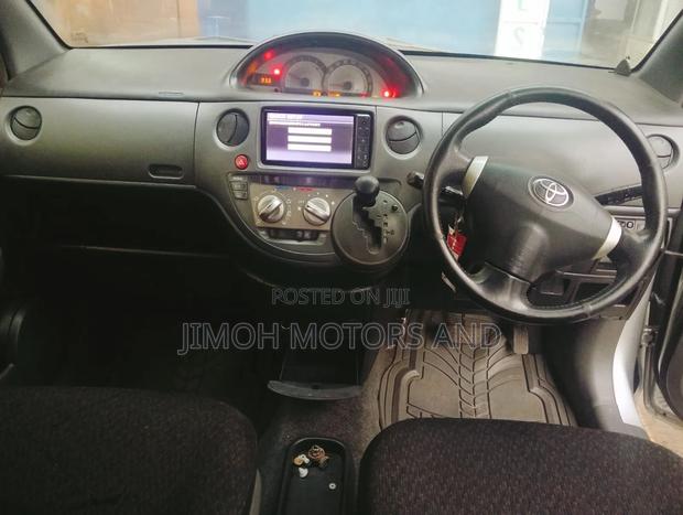 Toyota Sienta 2011 Silver