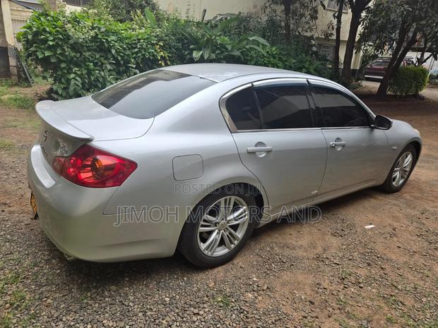 Nissan Skyline 2012 Silver