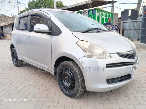 Toyota Ractis 2010 Silver