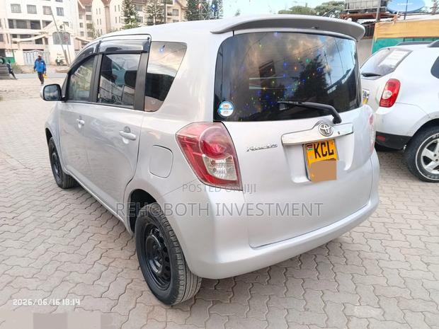 Toyota Ractis 2010 Silver