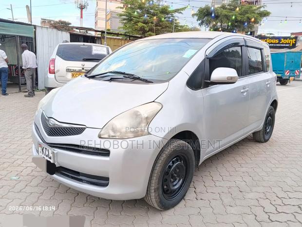 Toyota Ractis 2010 Silver