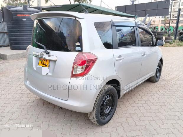 Toyota Ractis 2010 Silver