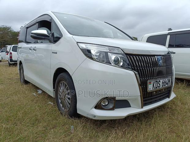 Toyota Esquire 2.0 FWD (8 seater) 2017 White