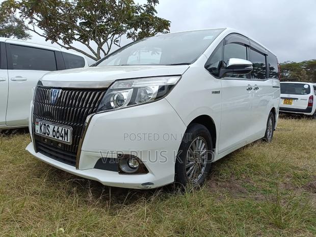 Toyota Esquire 2.0 FWD (8 seater) 2017 White