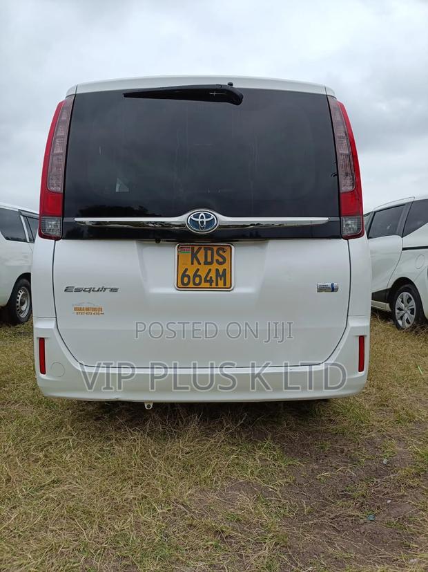 Toyota Esquire 2.0 FWD (8 seater) 2017 White