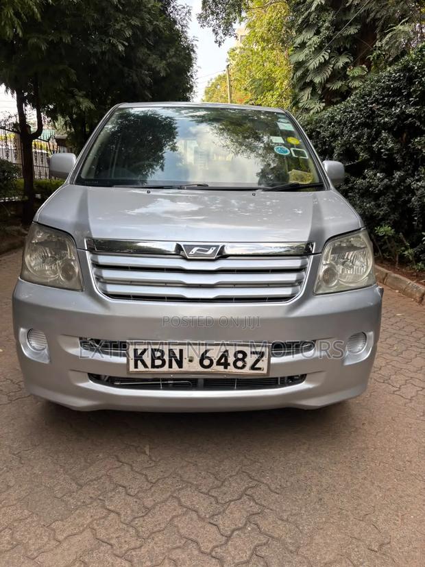 Toyota Noah 2005 Silver