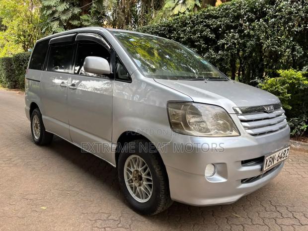 Toyota Noah 2005 Silver