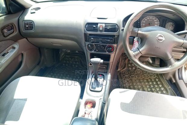 Nissan Sunny 2002 Silver